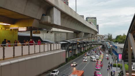 Estación-De-Tren-Aéreo-BTS-En-Lad-Phrao-En-Bangkok,-Tailandia,-Con-Tráfico-Debajo