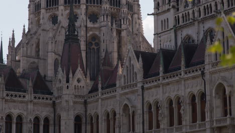 Hauptkuppel-Des-Ungarischen-Parlamentsgebäudes-Und-Kippen-Sie-Die-Fassade-Nach-Unten