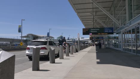 Los-Turistas-Que-Llegan-A-Kiss-And-Ride-En-La-Terminal-Del-Aeropuerto-YVR-De-Vancouver.
