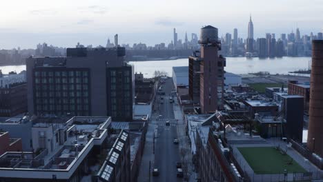 Luftdrohnenansicht-Leere-Straßen-Während-Der-Covid-Sperre-In-Williamsburg,-Brooklyn,-New-York