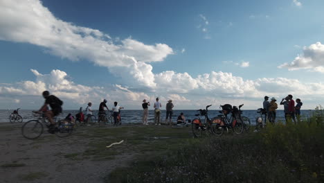 Toma-Amplia-De-Ciclistas-Reunidos-Junto-Al-Lago-Ontario.