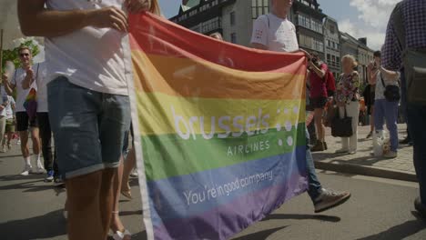 Brussel-Airlines-Gehen-Mit-Regenbogenfahne-Und-Dragqueen-Stewardess-Spazieren