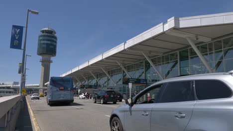 Coches-Y-Autobuses-Frente-A-La-Sala-De-Salidas-Del-Aeropuerto-De-Vancouver.