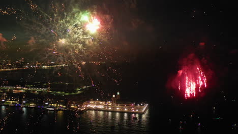 Vista-Aérea-Panorámica-Alrededor-De-Los-Fuegos-Artificiales-En-El-Muelle-De-La-Marina,-Noche-En-Chicago,-Estados-Unidos