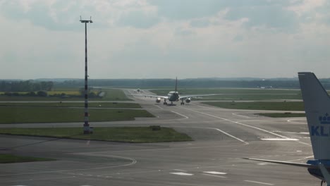 Das-Flugzeug-Der-KLM-International-Airlines-Bereitet-Sich-Am-Flughafen-In-Prag-Auf-Den-Start-Vor