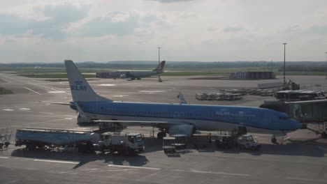 Flugzeug-Bereitet-Sich-Am-Flughafen-In-Prag-Auf-Den-Start-Vor