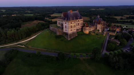 Dorf-Und-Schloss-Von-Biron-In-Der-Dordogne