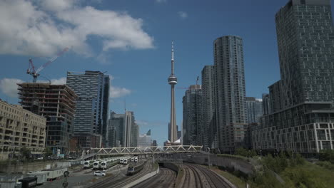 Weiter-Blick-Auf-Den-Eisenbahnkorridor-Von-Toronto-Mit-Blick-Nach-Osten-Von-Der-Bathurst-Street