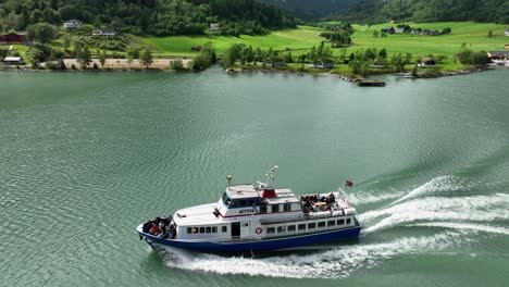Das-Ausflugsboot-Epos-Verlässt-Das-Dorf-Fjaerland-Durch-Gletscherwasser