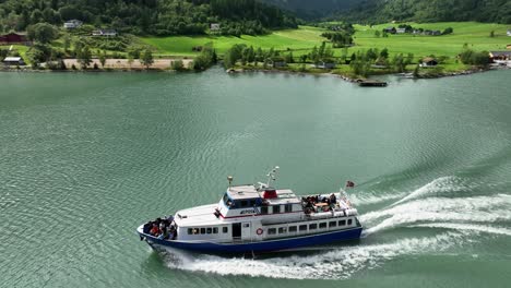 Tour-boat-Epos-leaves-village-Fjaerland-through-glacial-water