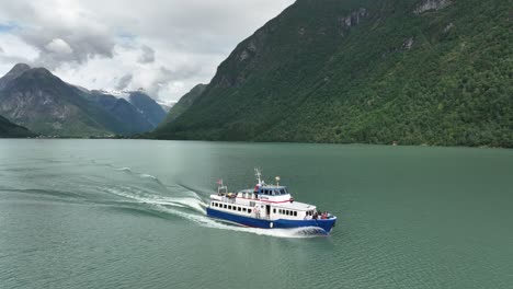 Vollständige-Luftumlaufbahn-Um-Das-Ausflugsboot,-Das-Fjærland,-Norwegen,-Den-Boyabreen-Gletscher-Verlässt