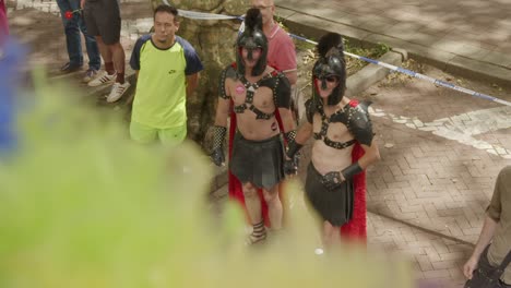 Espectadores-Vestidos-Como-Gladiadores-Durante-El-Desfile-Del-Orgullo-Gay-De-Amberes-2023-En-Bélgica.