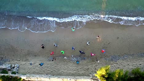 10-Personen-Beim-Yoga-Kurs-Am-Strand,-Luftaufnahme,-Draufsicht,-Drohnenaufnahme