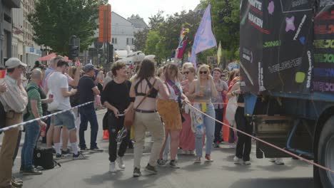 Gente-Bailando-Durante-El-Desfile-Del-Orgullo-Gay-De-Amberes-2023-En-Bélgica