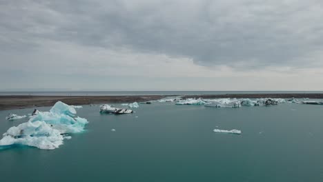 Toma-De-Drone-Del-Lago-Glaciar-Yokulsarlon-En-Islandia-4