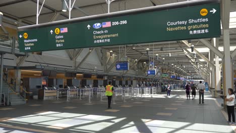 Sala-De-Facturación-Del-Aeropuerto-De-Vancouver-Con-Turistas-Que-Viajan-Estáticos