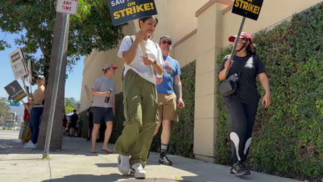 Streikende-Der-WGA-Und-Sag-Aftra-Demonstrieren-Vor-Dem-Warner-Brothers-Studio,-Tor-4,-In-Der-W-Olive-Ave