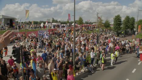 Espectadores-Durante-El-Desfile-Del-Orgullo-Gay-De-Amberes-2023-En-Bélgica