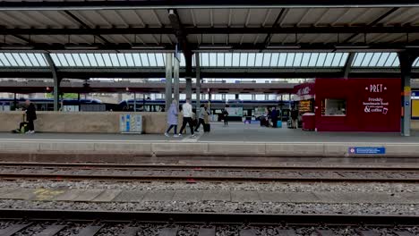 Mirando-A-Través-De-Las-Vías-Del-Tren-En-Los-Andenes-De-La-Estación-De-Tren-Genève-Cornavin