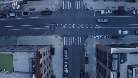 Vista-Aérea-De-Drones-De-Arriba-Hacia-Abajo-De-Las-Calles-De-Williamsburg-Brooklyn-Durante-El-Cierre-De-Covid-Nueva-York