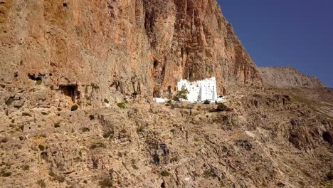 Un-Viaje-Visual-Al-Monasterio-Panagia-Hozoviotissa,-Grecia,-Movimiento-De-Cámara-Hacia-Adelante