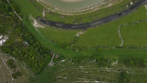 Der-Kalkhaltige-Hügel-Gibt-Den-Blick-Auf-Einen-Fluss-Frei-–-Drohnenaufnahme