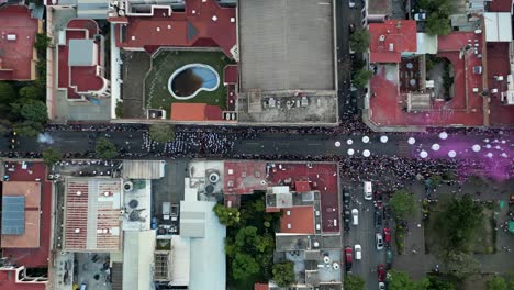 Der-Blick-Einer-Drohne-Auf-Das-Guelaguetza-Festival-In-Der-Stadt-Oaxaca,-Oaxaca,-Mexiko
