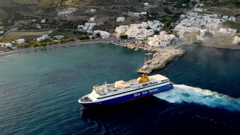Gran-Barco-Blue-Star-Ferries,-Sale-De-La-Aldea-De-Aegiali-En-Grecia,-Vista-Aérea