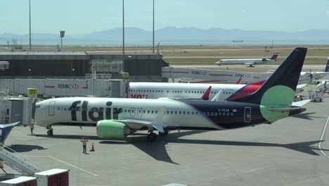 Aviones-Económicos-En-La-Puerta-De-La-Terminal-De-Salidas-De-Vancouver.