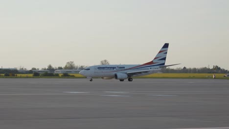 Un-Taxi-De-Avión-Checo-Smartwings-En-La-Plataforma-Del-Aeropuerto