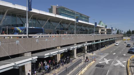 YVR-Vancouver-Terminal,-Außenansicht-Mit-Statischen-Passagieren-Und-Autos