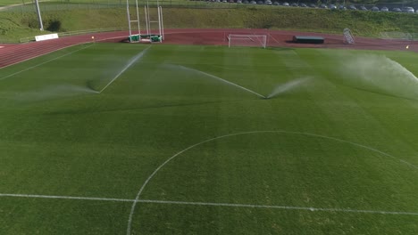Fußball--Oder-Fußballfeldbewässerungssystem-Mit-Automatischer-Rasenbewässerung