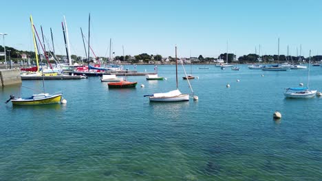 panoramic-view-from-left-to-right-of-the-port-of-La-Trinité-sur-mer-in-Brittany,-France