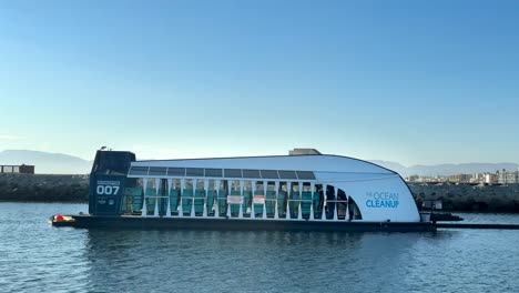 Ozeanreinigungsboot-In-Marina-Del-Rey-In-Los-Angeles