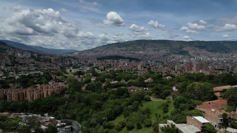 Espectacular-Toma-Aérea-Sobre-La-Vibrante-Ciudad-De-Medellín