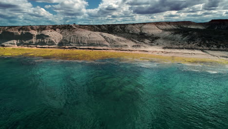 Frente-Al-Acantilado-De-La-Playa-Fotografiando-Con-Un-Drone-En-La-Península-Valdés,-Argentina.