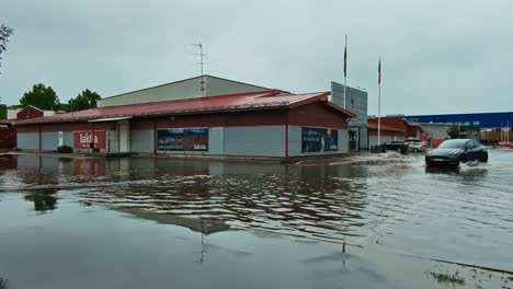 Starker-Regen-Führt-Zu-Überschwemmungen-Auf-Einem-Parkplatz-In-Molndal