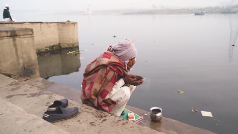 Un-Viejo-Hindú-Ofreciendo-Oraciones-En-El-Ghat-Del-Río-Yamuna-En-Delhi,-India