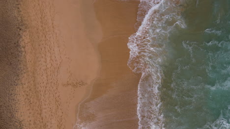 Strand-Von-Cofete,-Fuerteventura:-Blick-Von-Oben-Auf-Das-Ufer-Des-Großen-Strandes-Und-Die-Heftig-Tosenden-Wellen