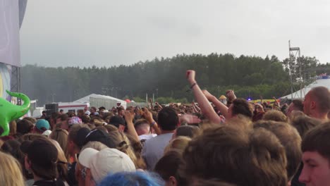 Eine-Menschenmenge-Beim-Opener-Musikfestival-Vor-Der-Bühne