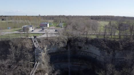 Toma-De-Drone-Que-Muestra-El-Sendero-Y-Las-Escaleras-De-La-Cascada-De-Valaste