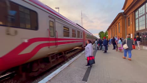 Lettischer-Zug,-Der-Am-Frühen-Morgen-Mit-Wartenden-Menschen-Am-Bahnhof-Daugavpils-Ankommt