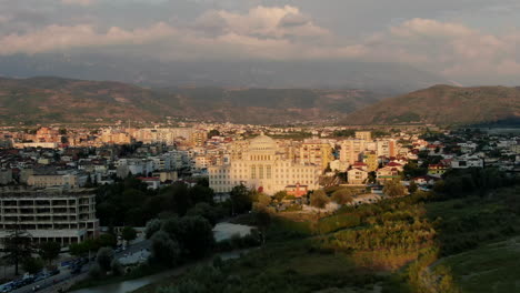 Berat-Albania,-Vistas-Aéreas-Del-Paisaje-Urbano:-Vista-De-Viaje-A-Una-Parte-De-La-Ciudad-Desconocida-Y-Donde-Hay-Hermosos-Edificios