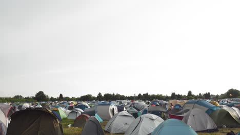 Toma-Panorámica-De-Una-Ciudad-De-Tiendas-De-Campaña-En-El-Festival-Inaugural-En-Gdynia,-Polonia.