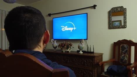 Eine-Person,-Die-Im-Wohnzimmer-Disney-Schaut