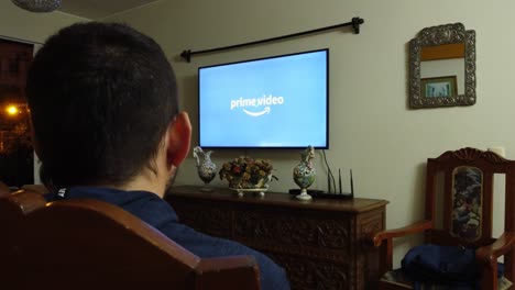 Una-Persona-Mirando-Amazon-Prime-En-La-Sala-De-Estar