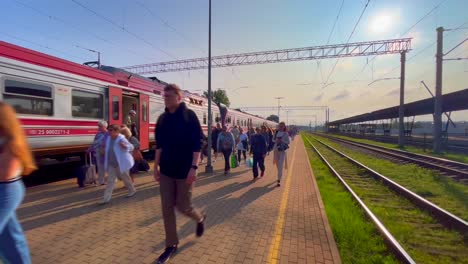 Pasajeros-Que-Salen-Del-Tren-En-La-Estación-Central-De-Riga,-Capital-De-Letonia