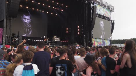 Ein-Moshpit-Beim-Opener-Festival-Während-Einer-Rockmusik-Aufführung