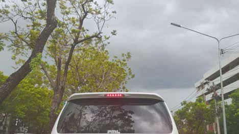Hinteres-Fahrzeug-Mit-Bewölkten-Wolken-Darüber,-Während-Es-Im-Verkehr-In-Thailand-Wartet