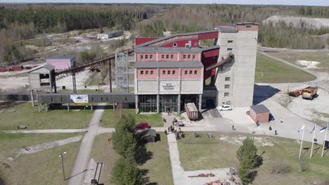 Drone-Volando-A-Cámara-Lenta-Sobre-El-Museo-De-Minería-De-Estonia-En-Kohtla